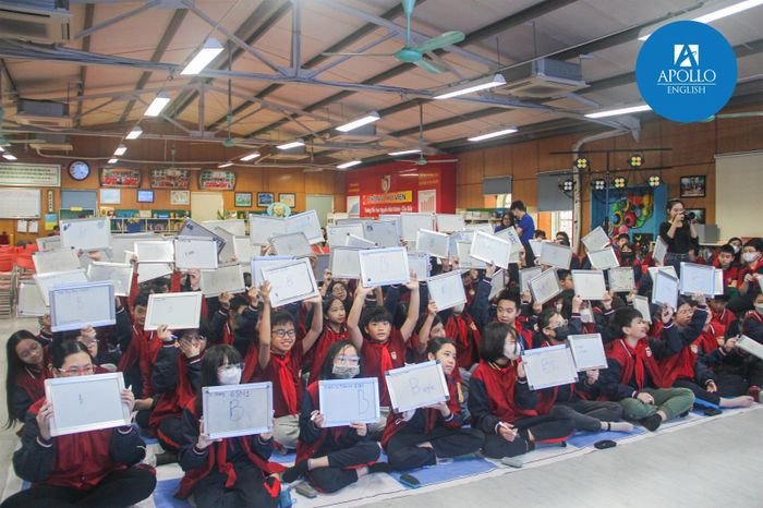 Học sinh chăm chú học bài trong lớp học tiếng Anh