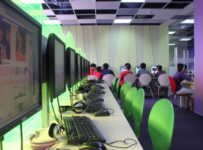 Học sinh chăm chú luyện kỹ năng tiếng Anh trong không gian yên tĩnh