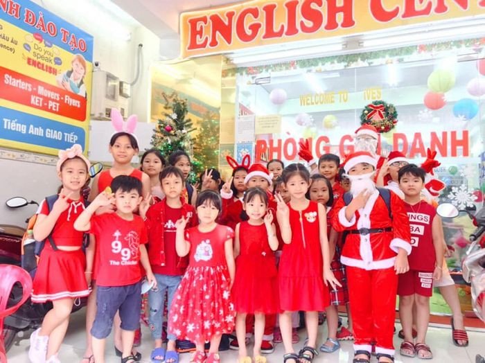 Học sinh đang ngồi tại bàn học, chăm chú nhìn lên bảng, thể hiện sự tập trung trong việc học tiếng Anh