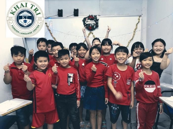 Học sinh ngồi trong một phòng học thoáng đãng, nghe giảng, thể hiện sự tiếp thu kiến thức tiếng Anh hiệu quả