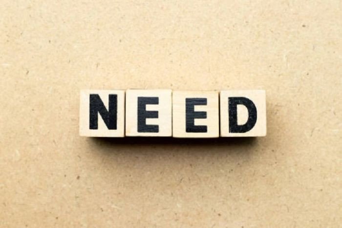 Học sinh sử dụng sách vở, minh họa cho sự cần thiết trong học tập với cấu trúc need