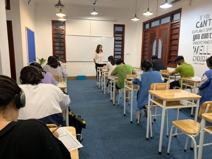 Học sinh tập trung học tiếng Anh trên lớp với sách vở