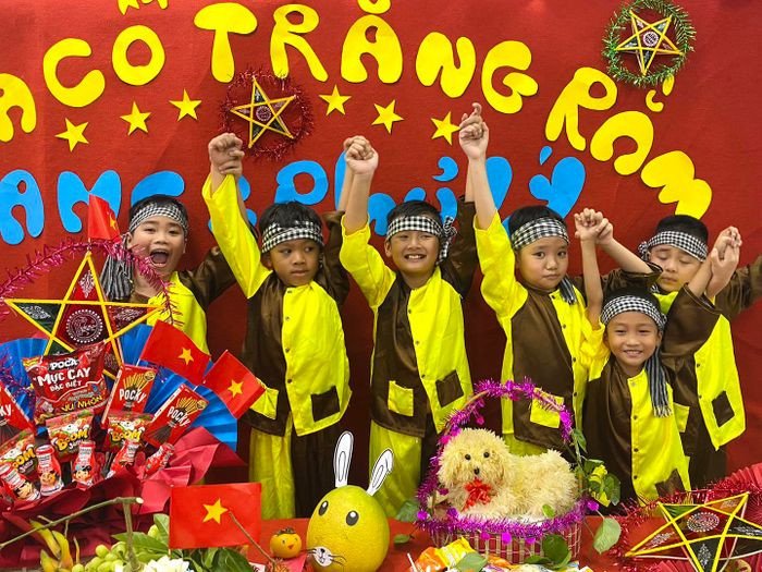 Học sinh tập trung học tiếng Anh