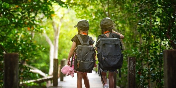 Học sinh tham gia chuyến đi thực tế đến viện bảo tàng, nâng cao trải nghiệm học tập.