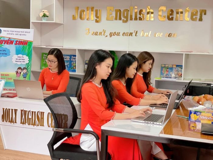 Học sinh tham gia hoạt động tiếng Anh tại lớp