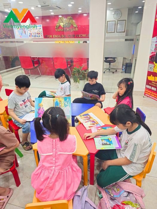 Học sinh thực hành thuyết trình tiếng Anh, nâng cao kỹ năng giao tiếp tại Bình Chánh