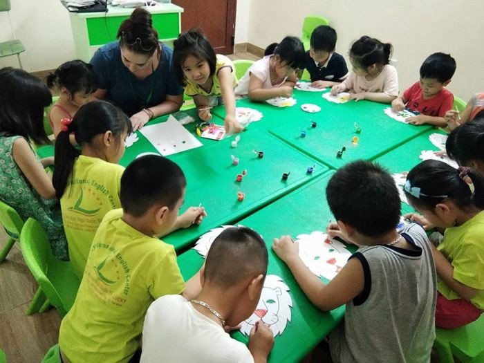 Học sinh tương tác trong một lớp học tại Trung tâm Tiếng Anh Quốc tế Vận May - Thái Bình