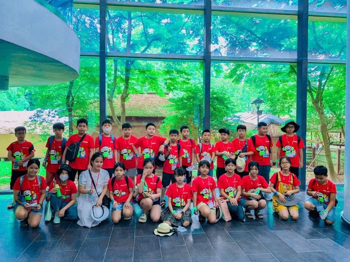 Học sinh tương tác với giáo viên tiếng Anh