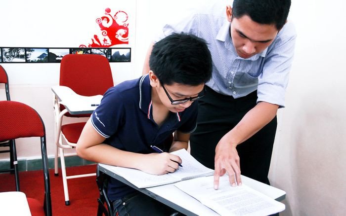 Học sinh và giáo viên trong môi trường lớp học tiếng Anh