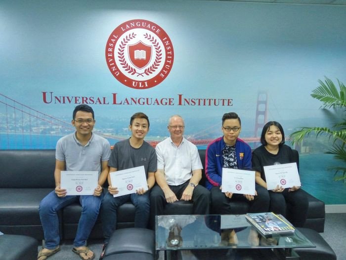 Học viên Anh ngữ tập trung làm bài trên máy tính