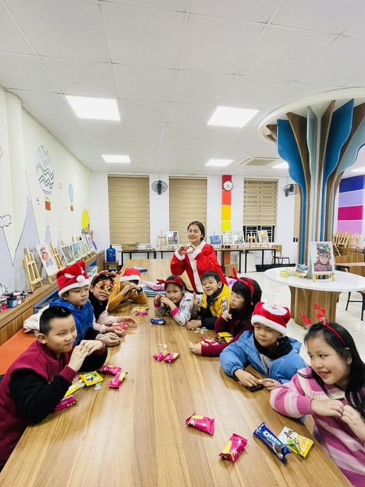 Học viên Anh ngữ trẻ em trong lớp học tương tác