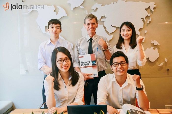 Học viên chăm chú đọc sách tại trung tâm Anh ngữ