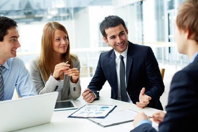 Học viên đang chăm chú học tập trong lớp học tiếng Anh có sĩ số vừa phải tại trung tâm