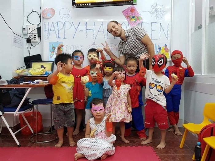 Học viên đang chăm chú làm bài trong một phòng máy tính, minh họa việc học tiếng Anh có sự hỗ trợ của công nghệ