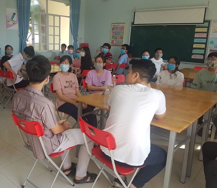Học viên đang trao đổi tích cực trong một lớp học tiếng Anh tại trung tâm