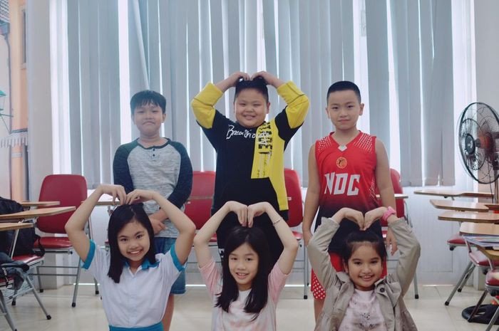 Học viên đang trao đổi và tương tác trong một không gian học tập thân thiện tại trung tâm tiếng Anh