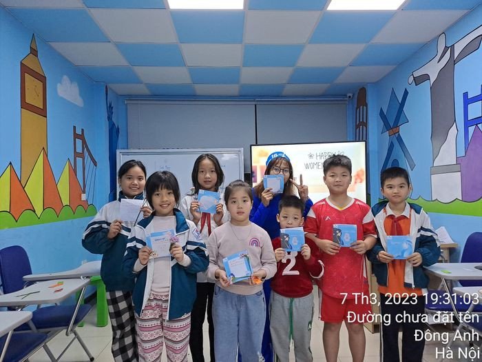 Học viên giao tiếp và thực hành tiếng Anh tại Đông Anh