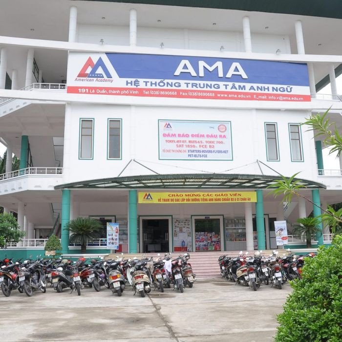 Học viên người lớn tham gia lớp học tiếng Anh giao tiếp, nâng cao kỹ năng nghe nói