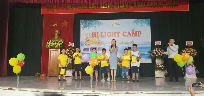 Học viên nhí tự tin thuyết trình tiếng Anh tại trung tâm Đông Anh