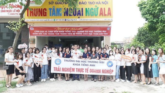 Học viên tại trung tâm Ngoại ngữ ALA Mê Linh đang tương tác trong lớp học tiếng Anh