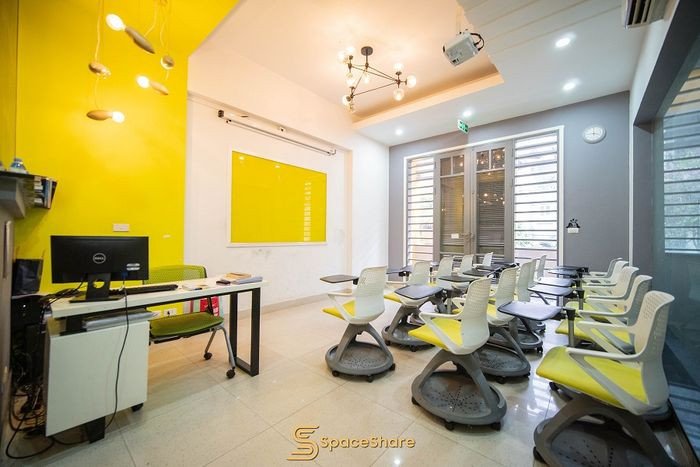 Học viên tập trung học tập tại một trung tâm Anh ngữ Hai Bà Trưng với trang thiết bị hiện đại, minh họa môi trường học tập lý tưởng.