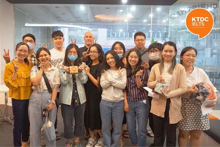 Học viên tập trung lắng nghe giảng viên bản ngữ hướng dẫn IELTS