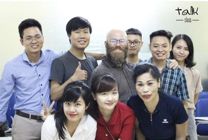 Học viên tham gia một buổi học tiếng Anh sôi nổi