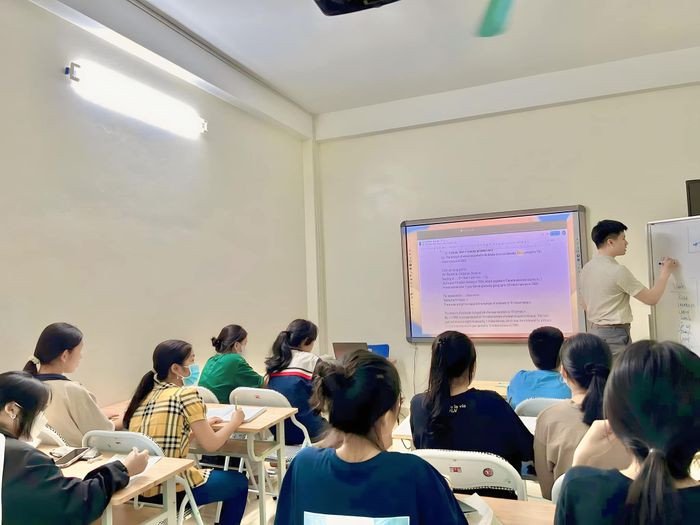 Học viên thảo luận nhóm tiếng Anh