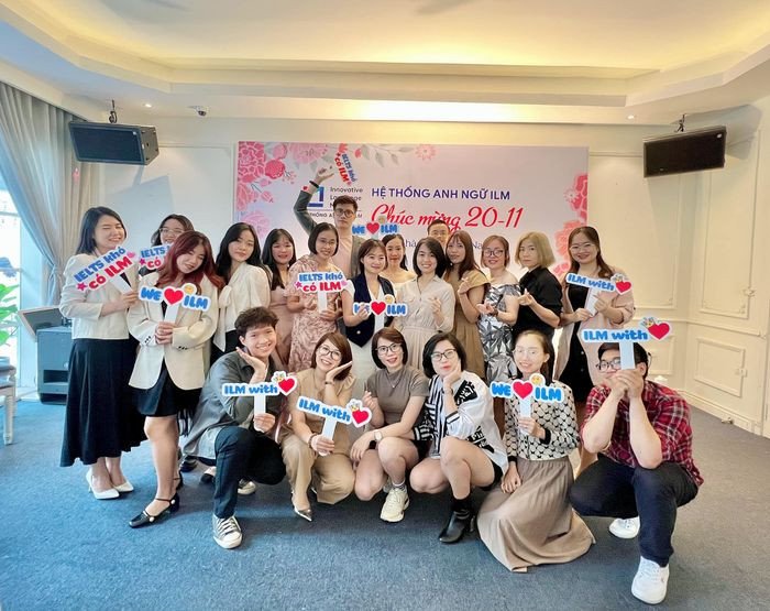 Học viên theo dõi bài giảng tiếng Anh