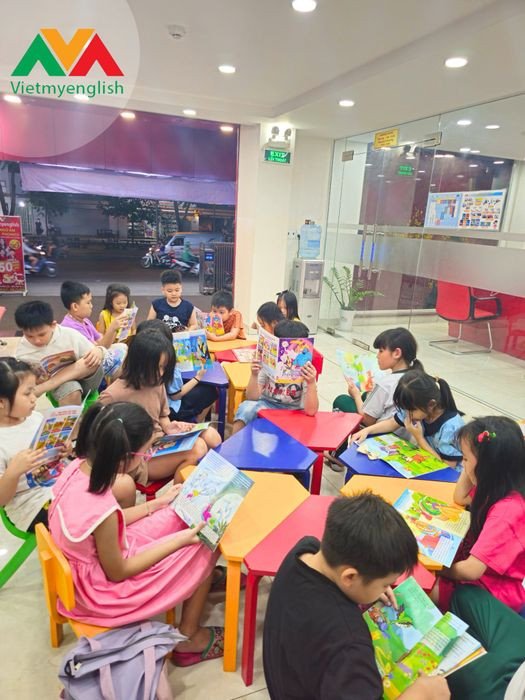 Học viên tiếng Anh đang tương tác trong lớp học tại trung tâm Anh ngữ Bình Chánh