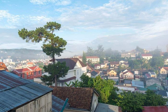 Khung cảnh bình yên của Đà Lạt, tượng trưng cho không khí dễ chịu khi sử dụng từ vựng tiếng Anh linh hoạt.