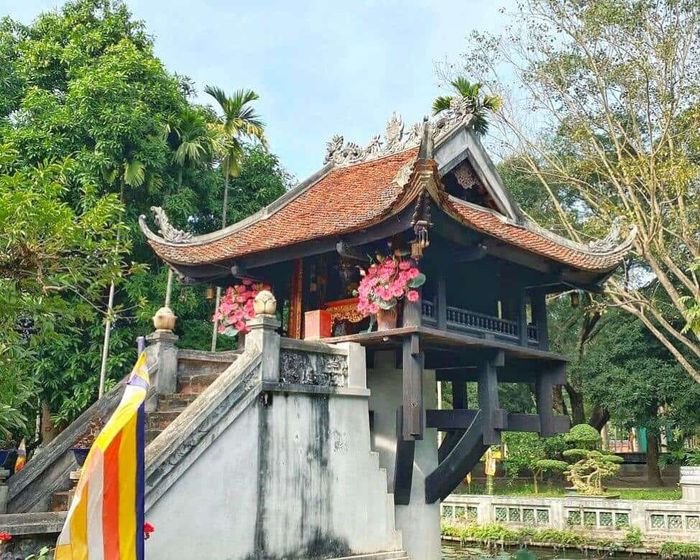 Khung cảnh cổ kính của phố phường Hà Nội với những gánh hàng rong và kiến trúc truyền thống.