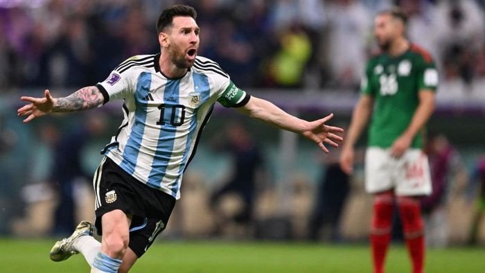 Lionel Messi với quả bóng vàng danh giá