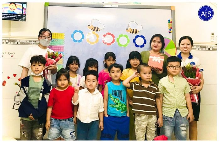 Lớp học tiếng Anh sôi động với giáo viên bản xứ tại một trung tâm ngoại ngữ Bình Chánh