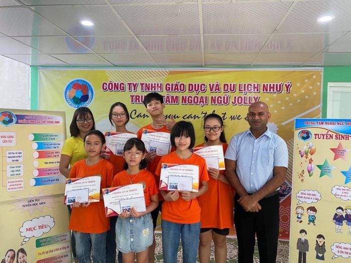 Lớp học tiếng Anh sôi nổi với học sinh và bảng tương tác