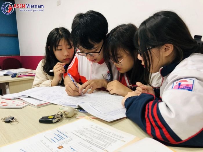 Lớp học tiếng Anh sôi nổi với học viên và giáo viên đang tương tác hiệu quả