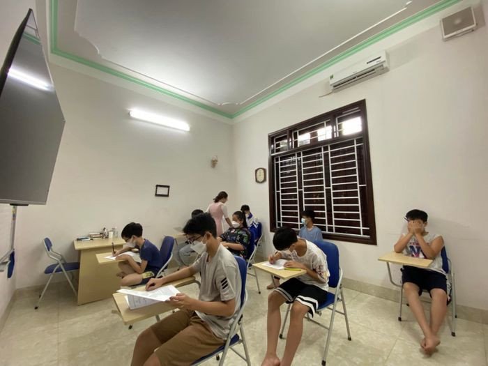 Lớp học tiếng Anh với giáo viên và bảng tương tác