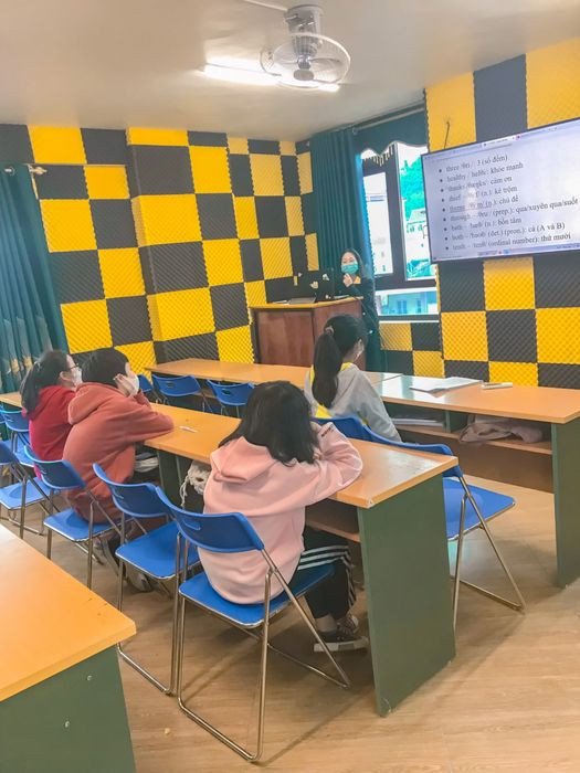 Lớp học tiếng Anh với giáo viên và học sinh