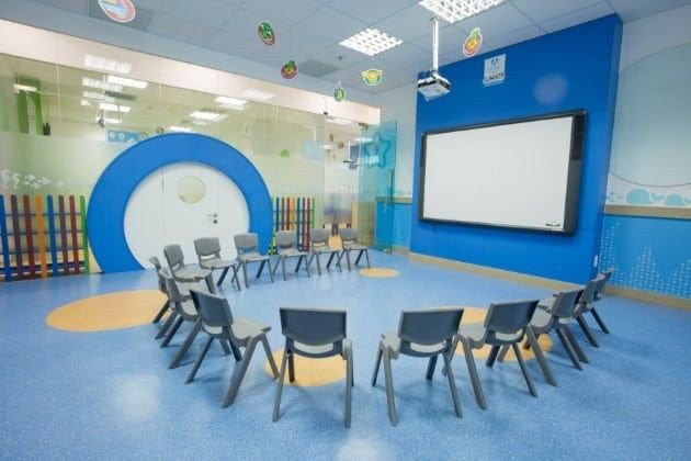 Lớp học tiếng Anh với giáo viên và học viên tương tác sôi nổi