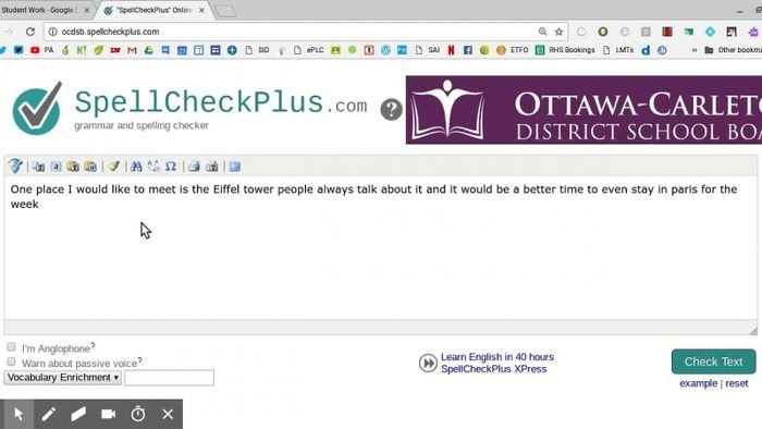 Màn hình SpellCheckPlus.com hiển thị văn bản với các lỗi được gạch chân và giải thích