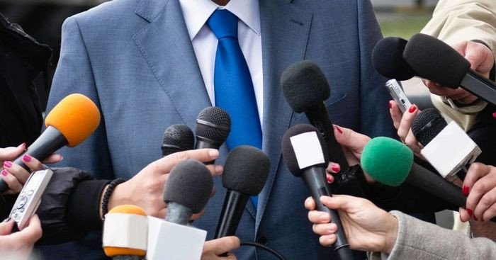 Máy tính bảng hiển thị tin tức trực tuyến, thể hiện phương pháp tiếp cận thông tin và học từ vựng truyền thông báo chí tiếng Anh.