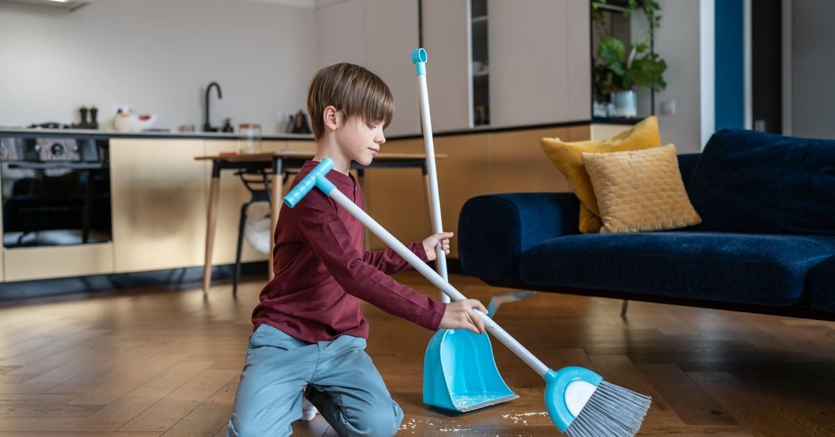 Mô tả người đang nấu ăn trong bếp, minh họa từ vựng hoạt động hàng ngày cho TOEIC Speaking Part 2