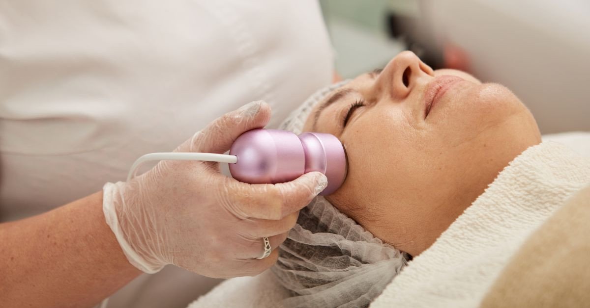 Một chuyên viên spa đang thực hiện liệu trình chăm sóc da mặt cho khách hàng, sử dụng các dụng cụ chuyên nghiệp.