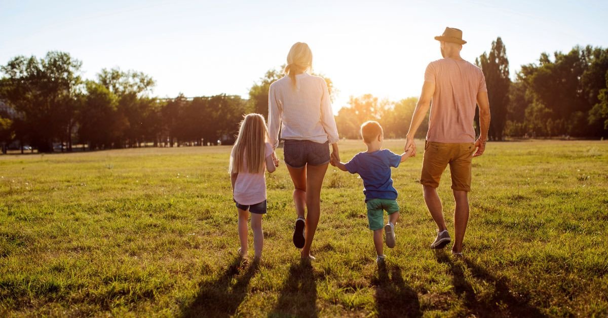 Một gia đình ba người đang đọc sách cùng nhau, thể hiện chủ đề gia đình và giáo dục con cái