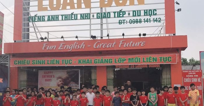 Một lớp học tiếng Anh sôi động với học viên tại Vĩnh Cửu