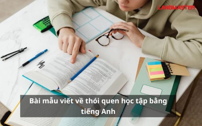 Một người đàn ông đang ngồi trên ghế lười và nhìn vào máy tính, có thể đang trì hoãn hoặc mất tập trung khi học.