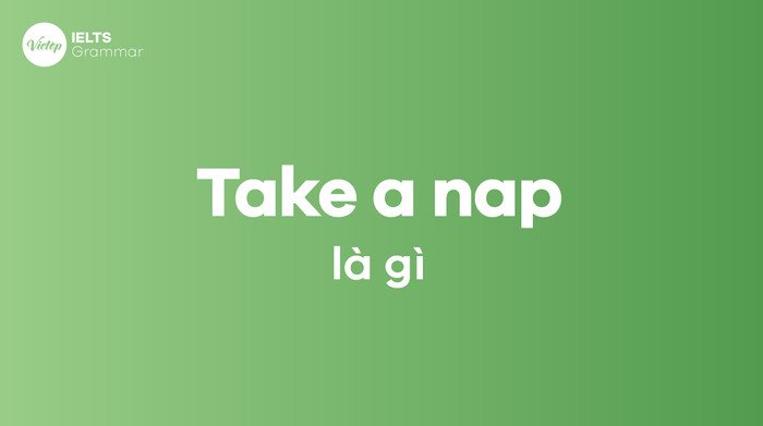 Một người đang ngủ ngắn trên ghế sofa, minh họa ý nghĩa của cụm từ Take a nap.