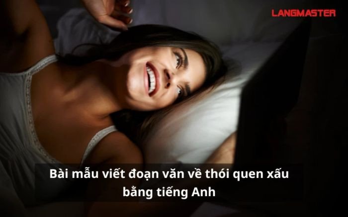 Một người phụ nữ đang cầm đồng hồ báo thức trên giường, thể hiện sự khó khăn trong việc quản lý thói quen ngủ.