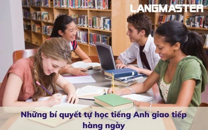 Một người phụ nữ đang ngồi học tiếng Anh trên máy tính xách tay với tai nghe, thể hiện sự tập trung cao độ.