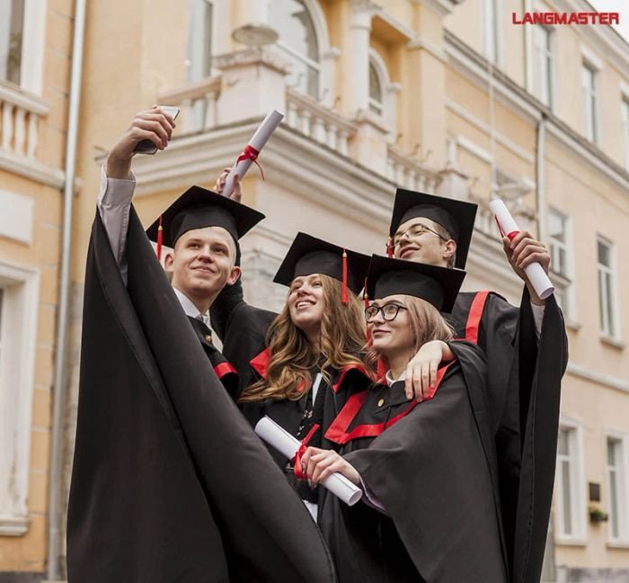 Một nhóm bạn trẻ hân hoan chụp ảnh selfie trong lễ tốt nghiệp, thể hiện tình bạn bền chặt và niềm vui chung trong ngày trọng đại.